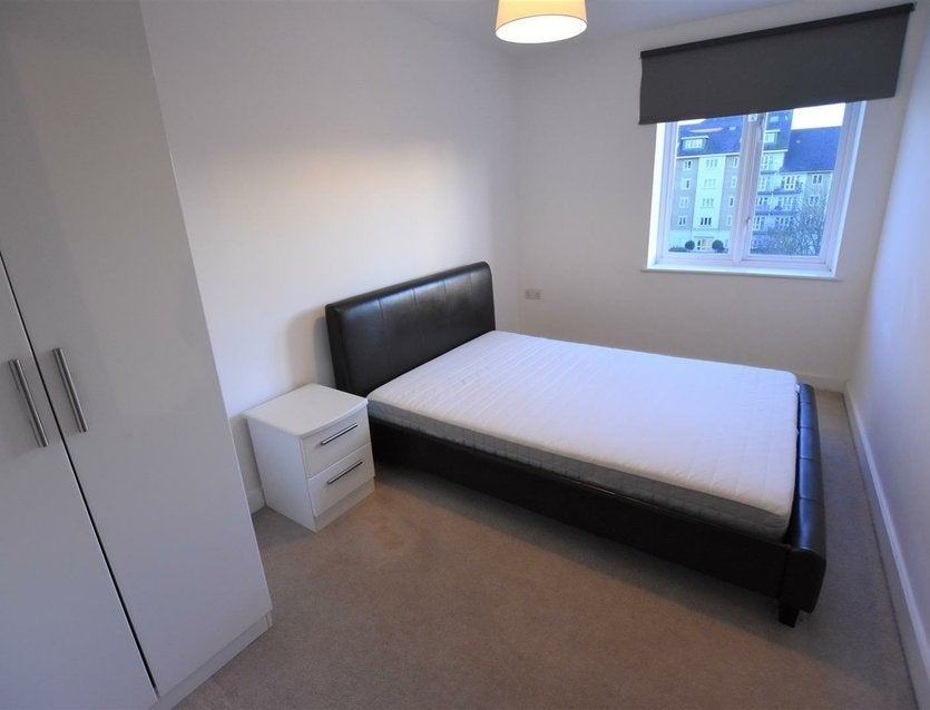 Flat Park Lodge Avenue in Greater London