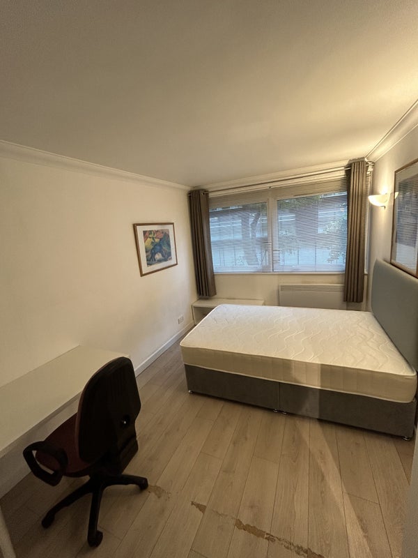 Room Fitzroy Street in Greater London