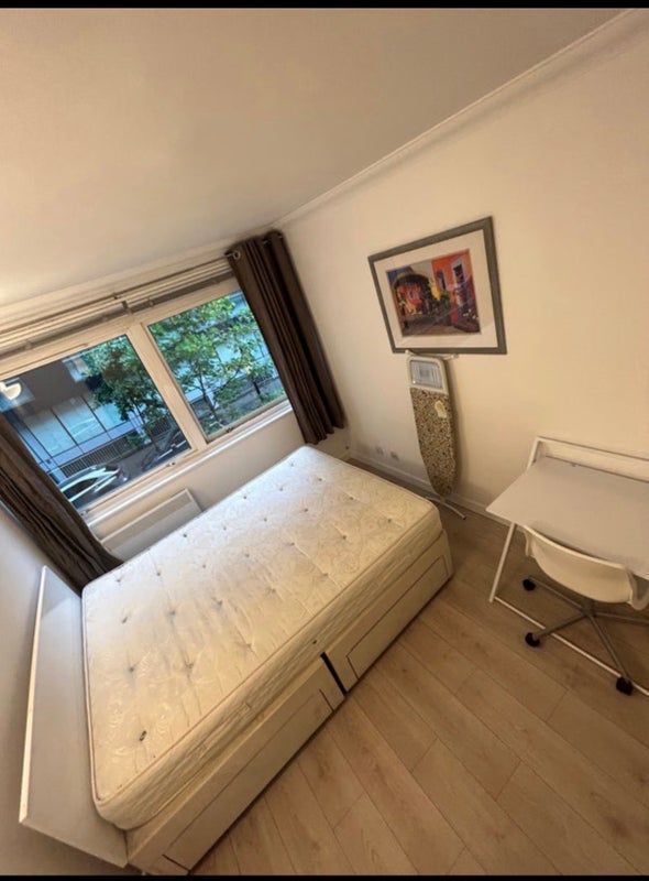 Room Fitzroy Street in Greater London