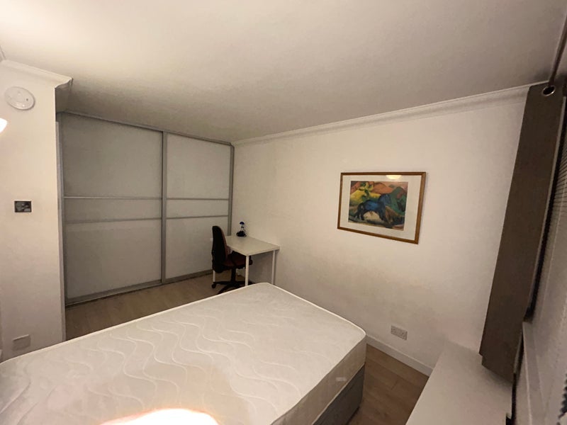 Room Fitzroy Street in Greater London