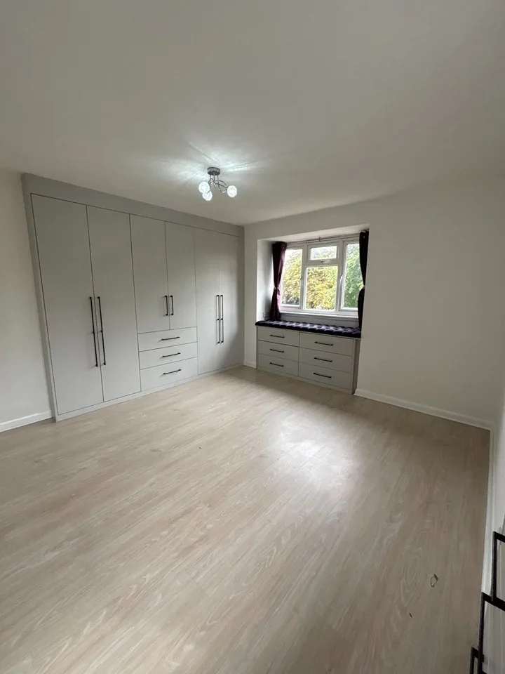 Flat Eaton Road in Greater London