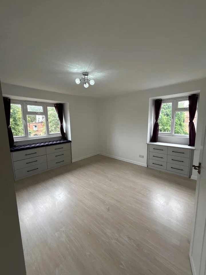 Flat Eaton Road in Greater London