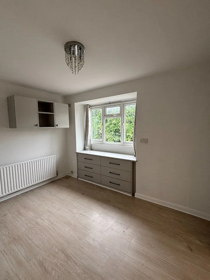 Flat Eaton Road in Greater London