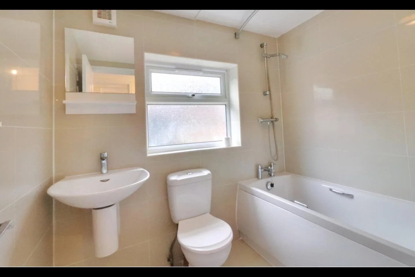 Room Sherwood Road in Greater London