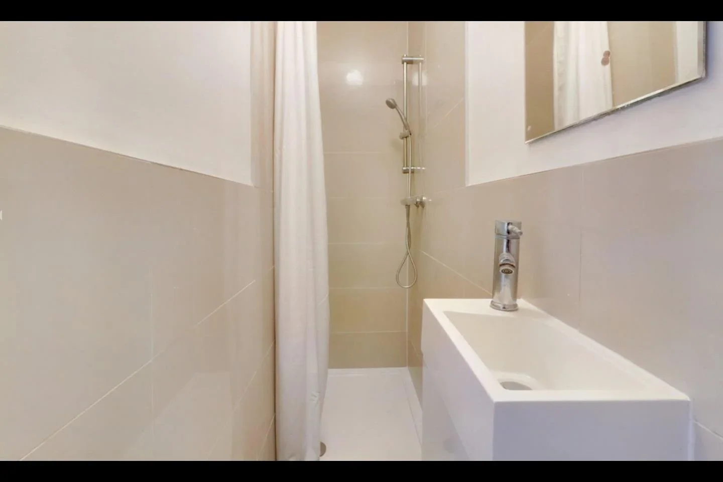 Room Sherwood Road in Greater London