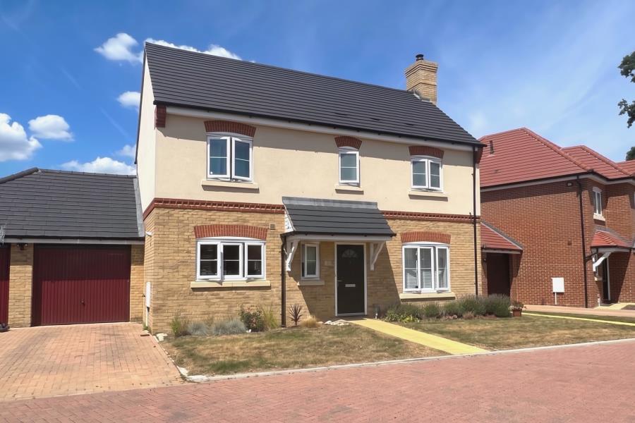 House Parsonage Grove in Surrey Heath