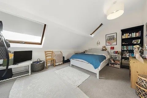 Room Narbonne Avenue in Greater London