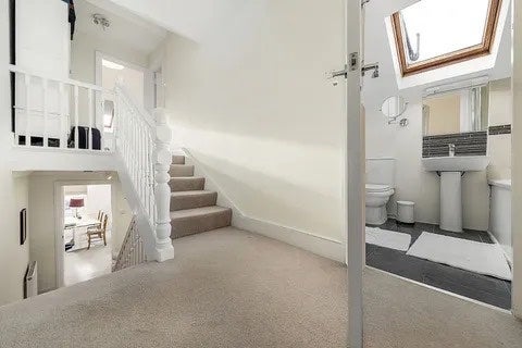 Room Narbonne Avenue in Greater London