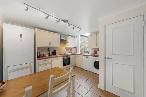 Room Narbonne Avenue in Greater London