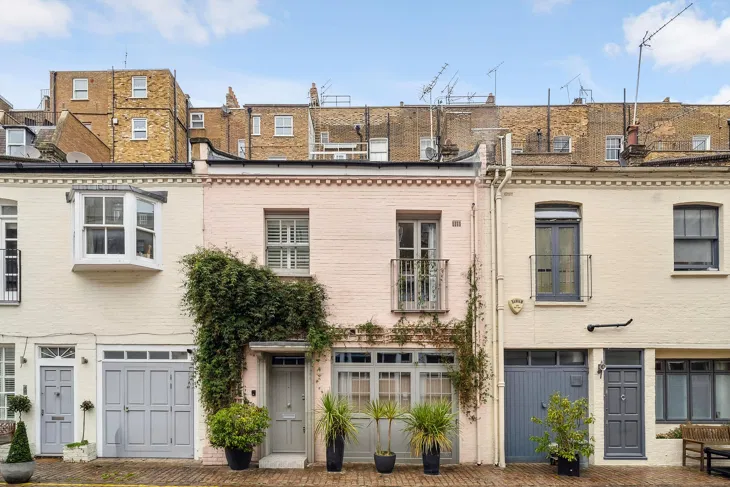 Flat Petersham Mews in Greater London