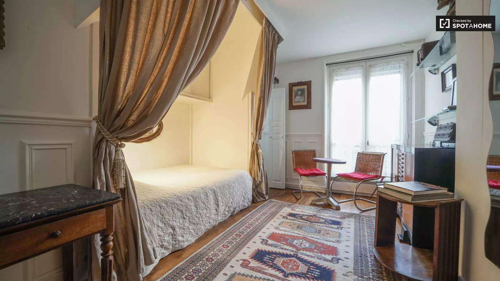 Flat Place Saint-Pierre in Paris