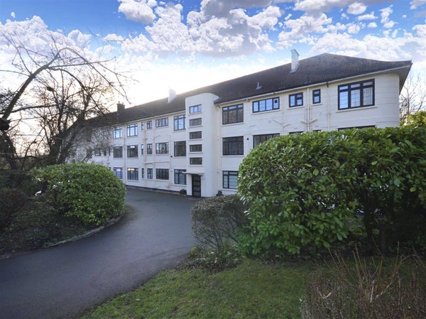 Flat Christ Church Mount in Epsom and Ewell