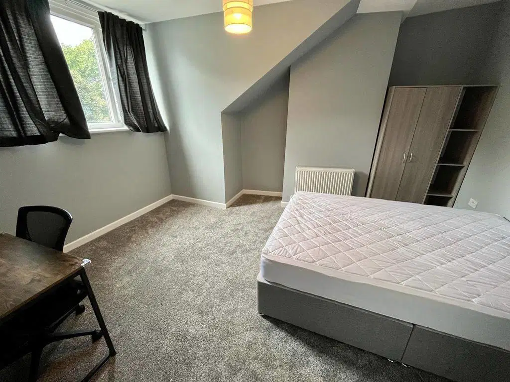 House Knowle Avenue in Leeds