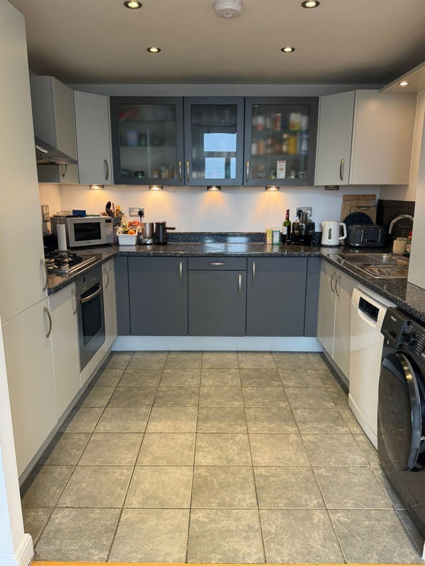 Room Hanover Avenue in Greater London