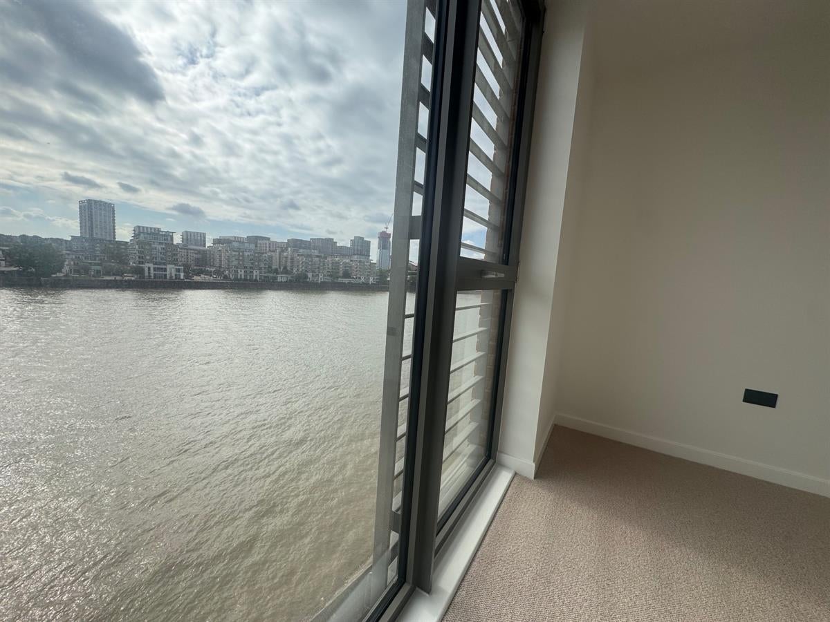 Flat Carnwath Road in Greater London