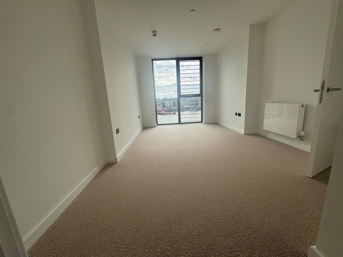 Flat Carnwath Road in Greater London