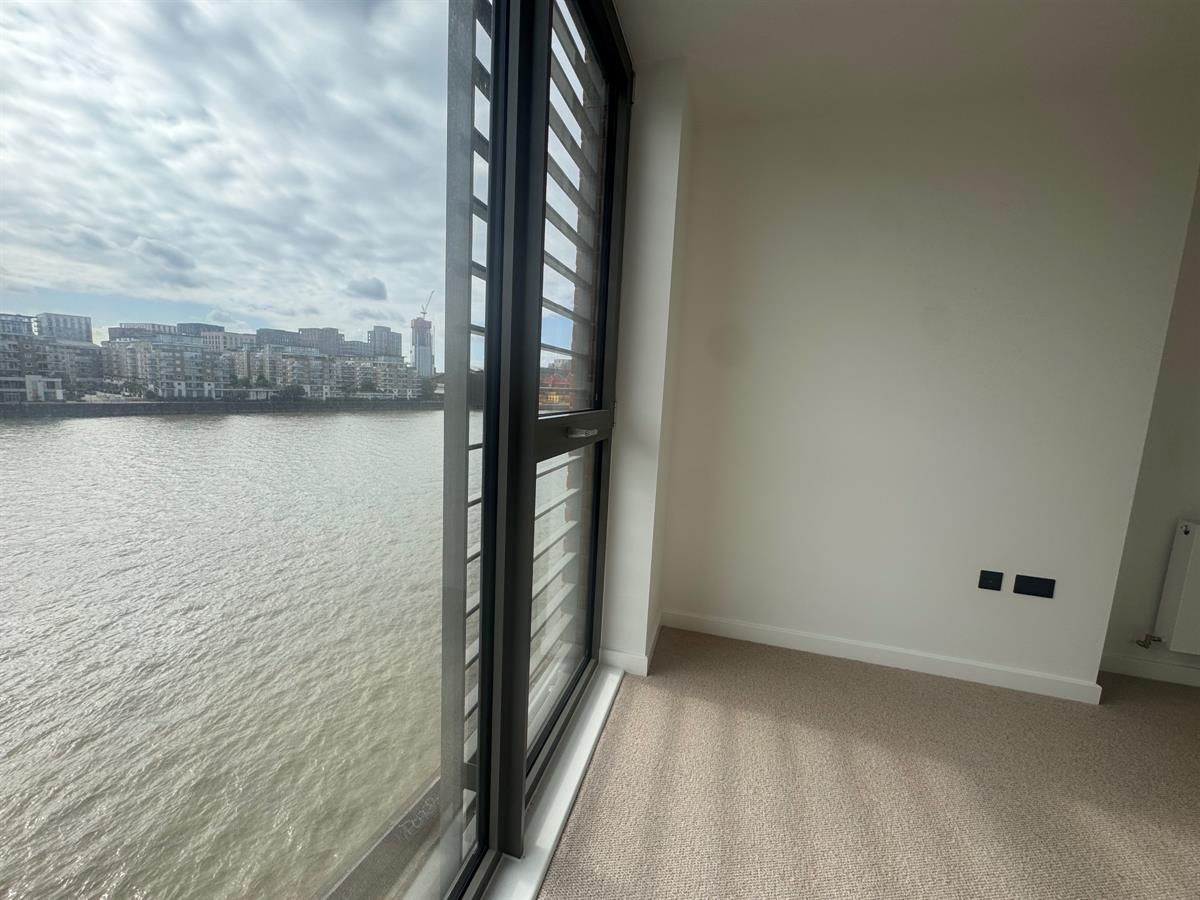 Flat Carnwath Road in Greater London