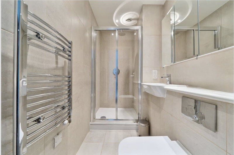 Flat Deauville Close in Greater London