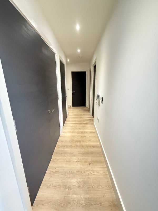 Flat Deauville Close in Greater London