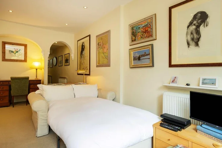 Flat Walham Grove in Greater London