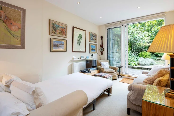 Flat Walham Grove in Greater London