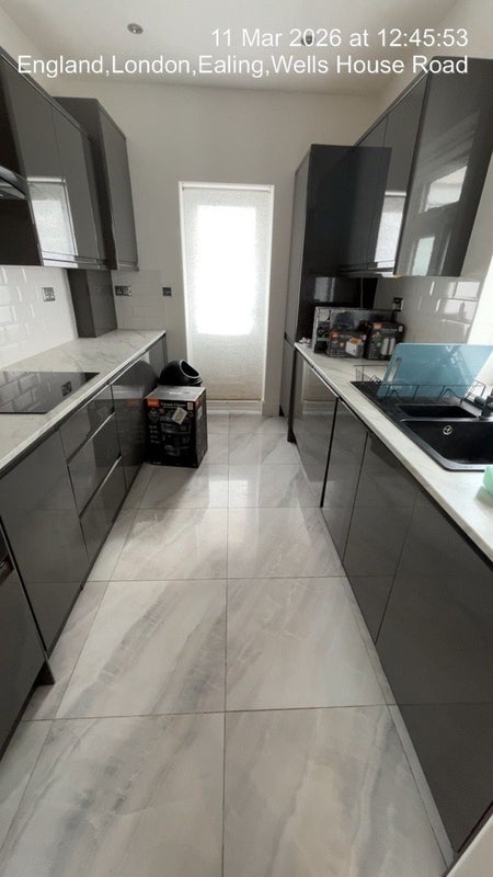 Room Wells House Road in Greater London