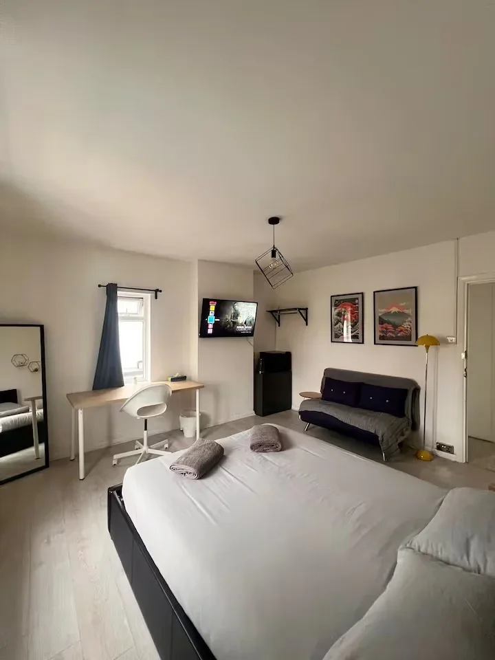 Room Mount Road in Greater London