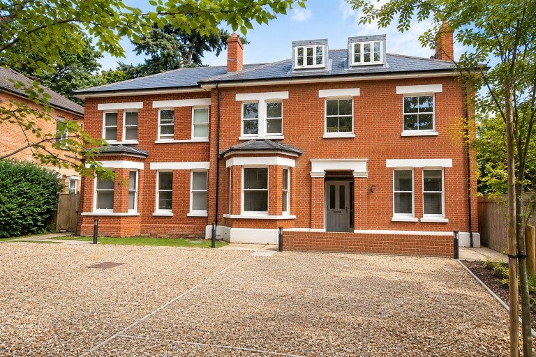 Flat Broomhall Road in Woking