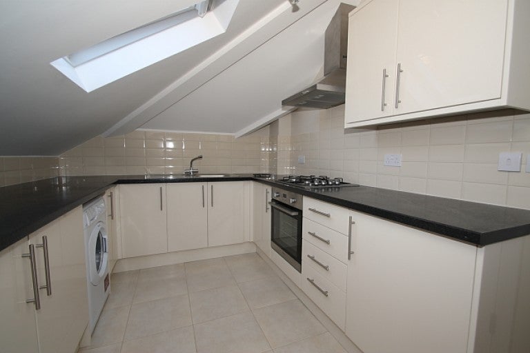 Flat Broomhall Road in Woking