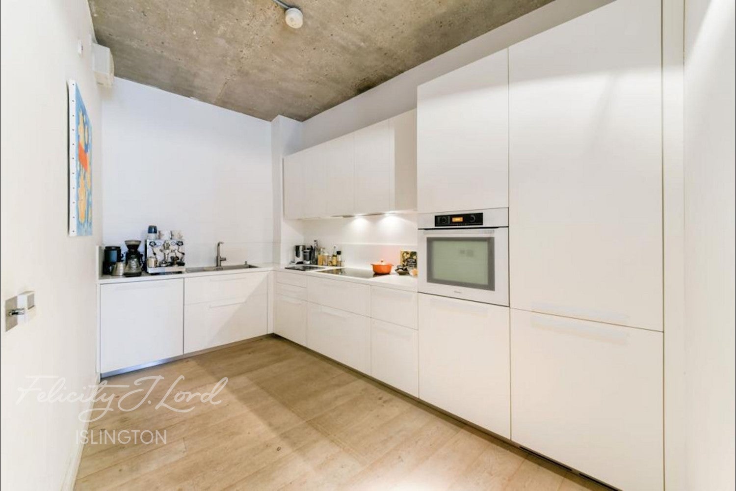 Flat Wenlock Road in Greater London
