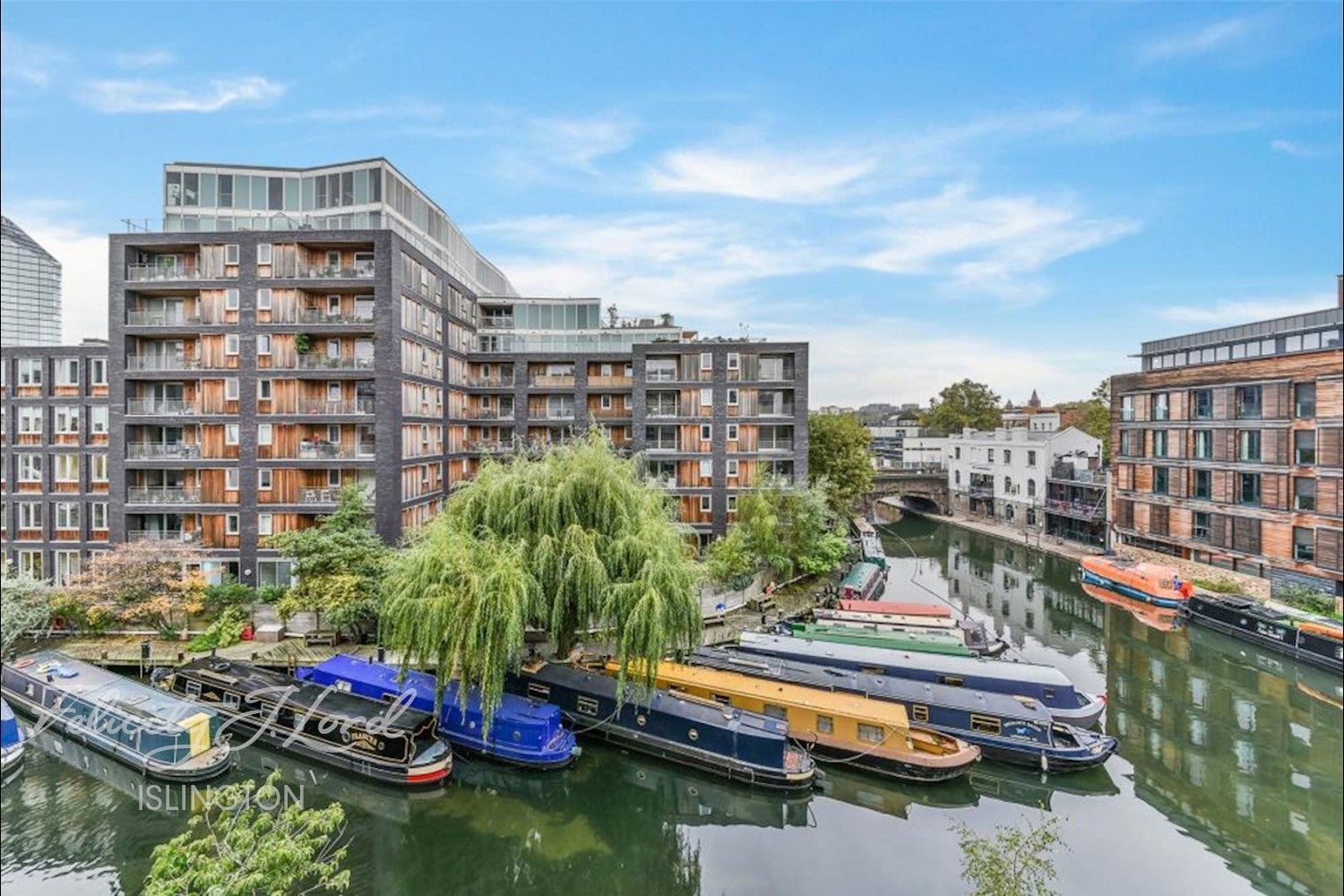 Flat Wenlock Road in Greater London