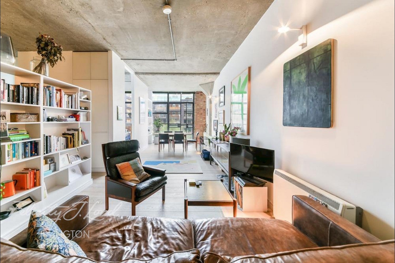 Flat Wenlock Road in Greater London