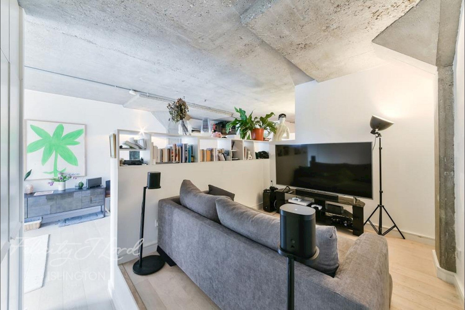 Flat Wenlock Road in Greater London
