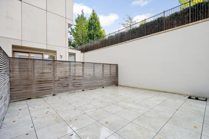 Flat Seagrave Road in Greater London