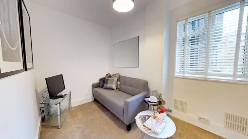 Room Chiswick Village in Greater London