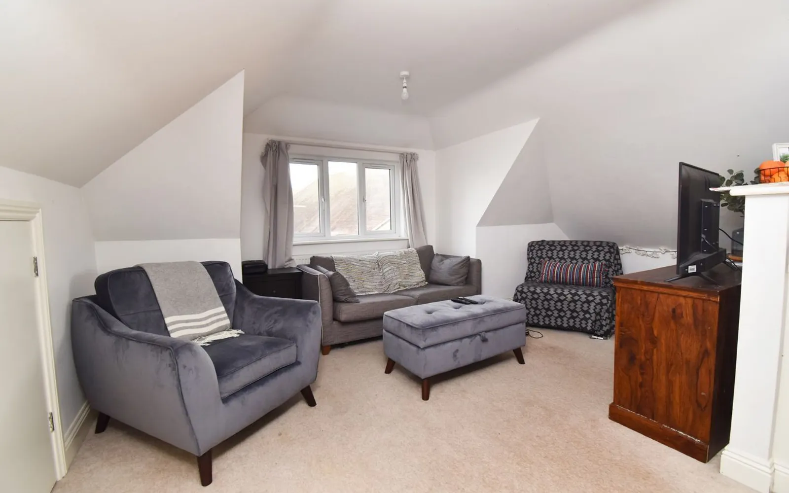 Flat Havers Avenue in Elmbridge