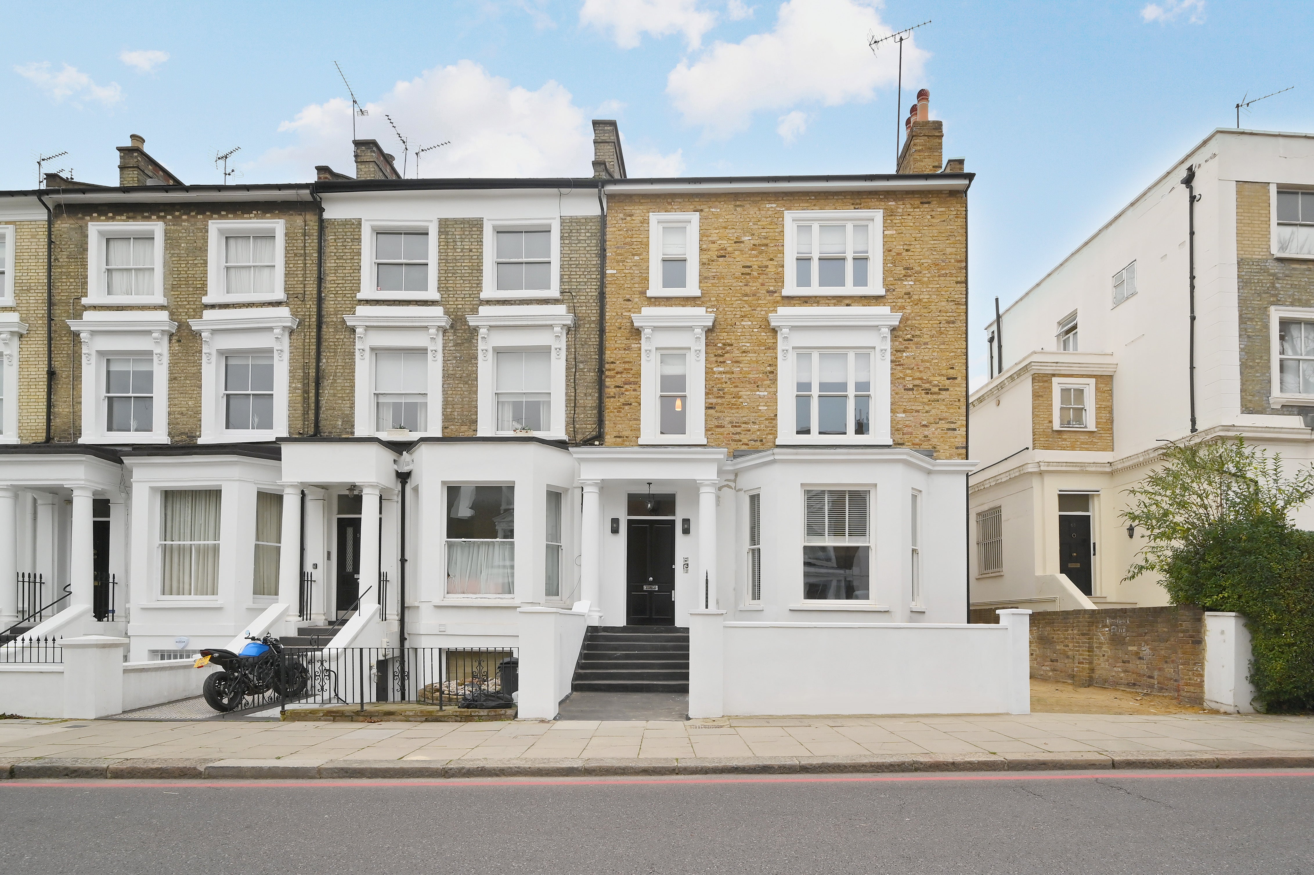 Flat Warwick Gardens in Greater London