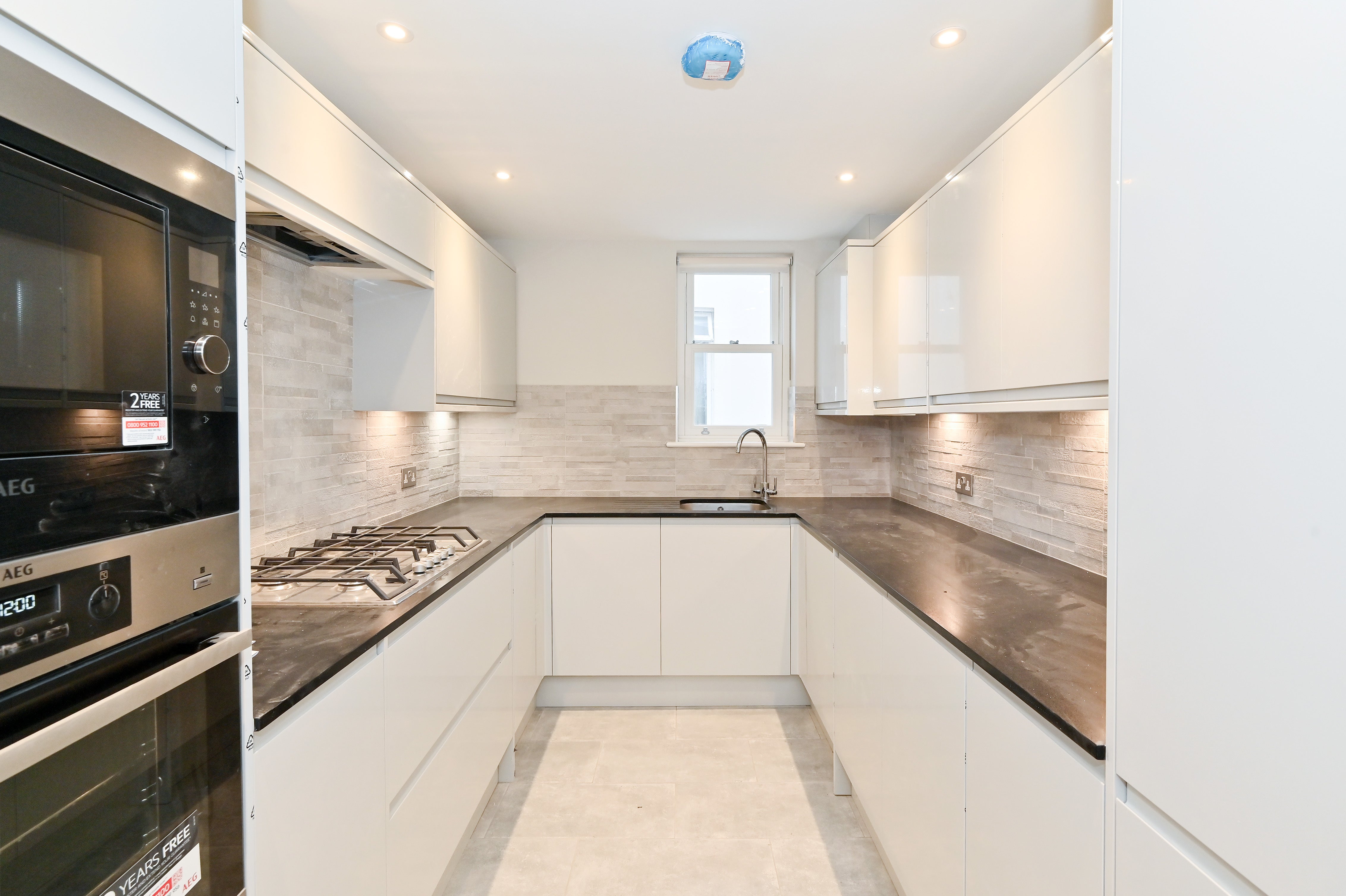 Flat Warwick Gardens in Greater London