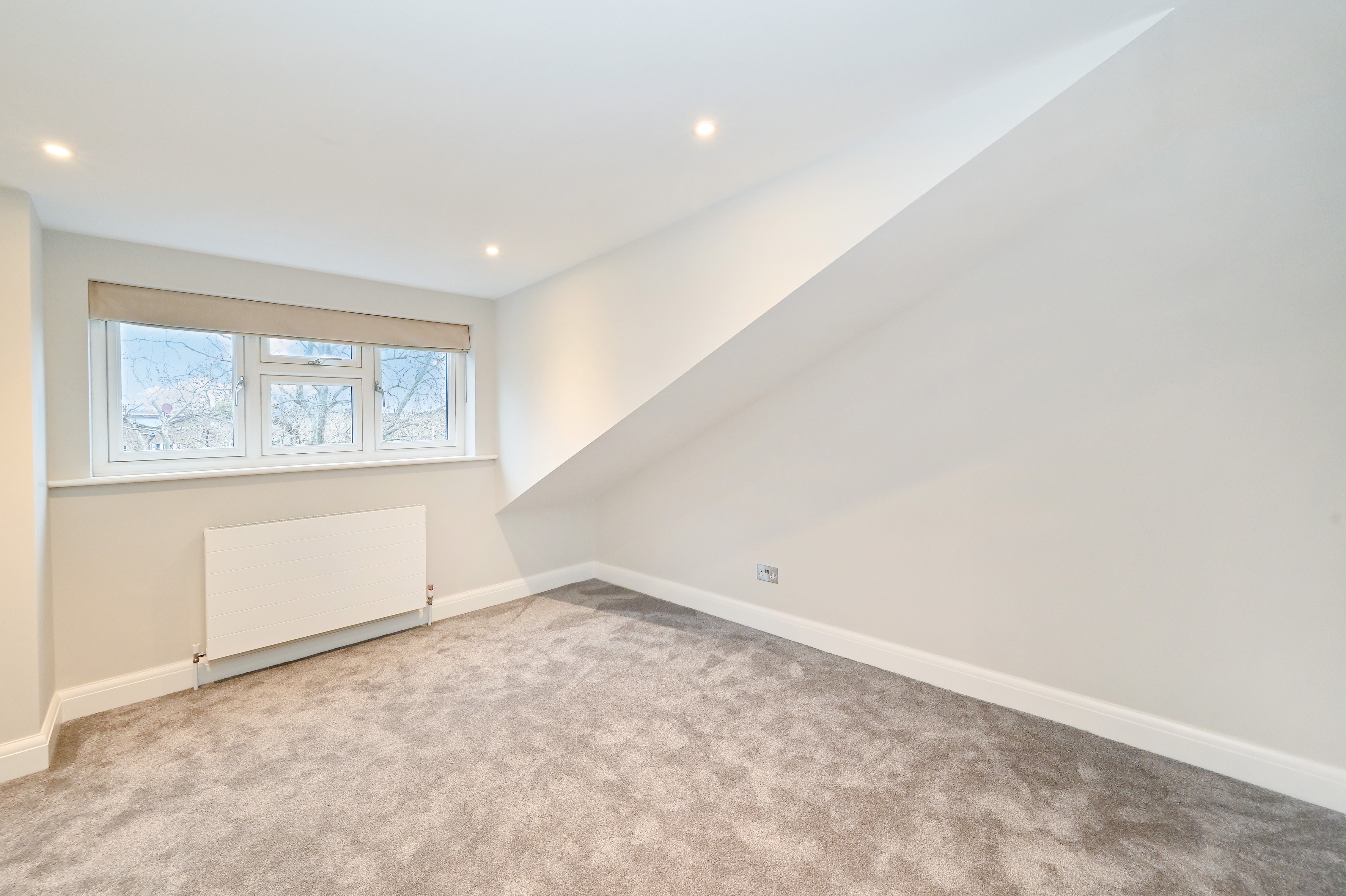 Flat Warwick Gardens in Greater London