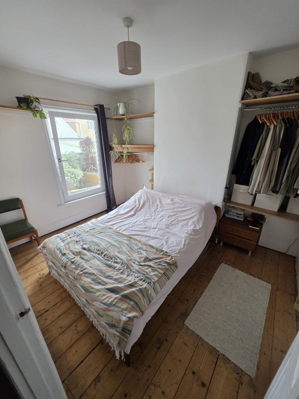 Room Bannerman Road in Bristol