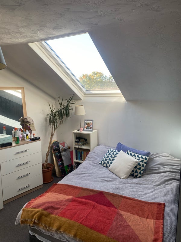Room Kirkstall Road in Leeds
