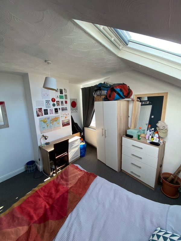 Room Kirkstall Road in Leeds