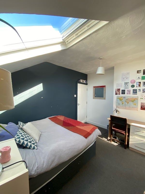 Room Kirkstall Road in Leeds