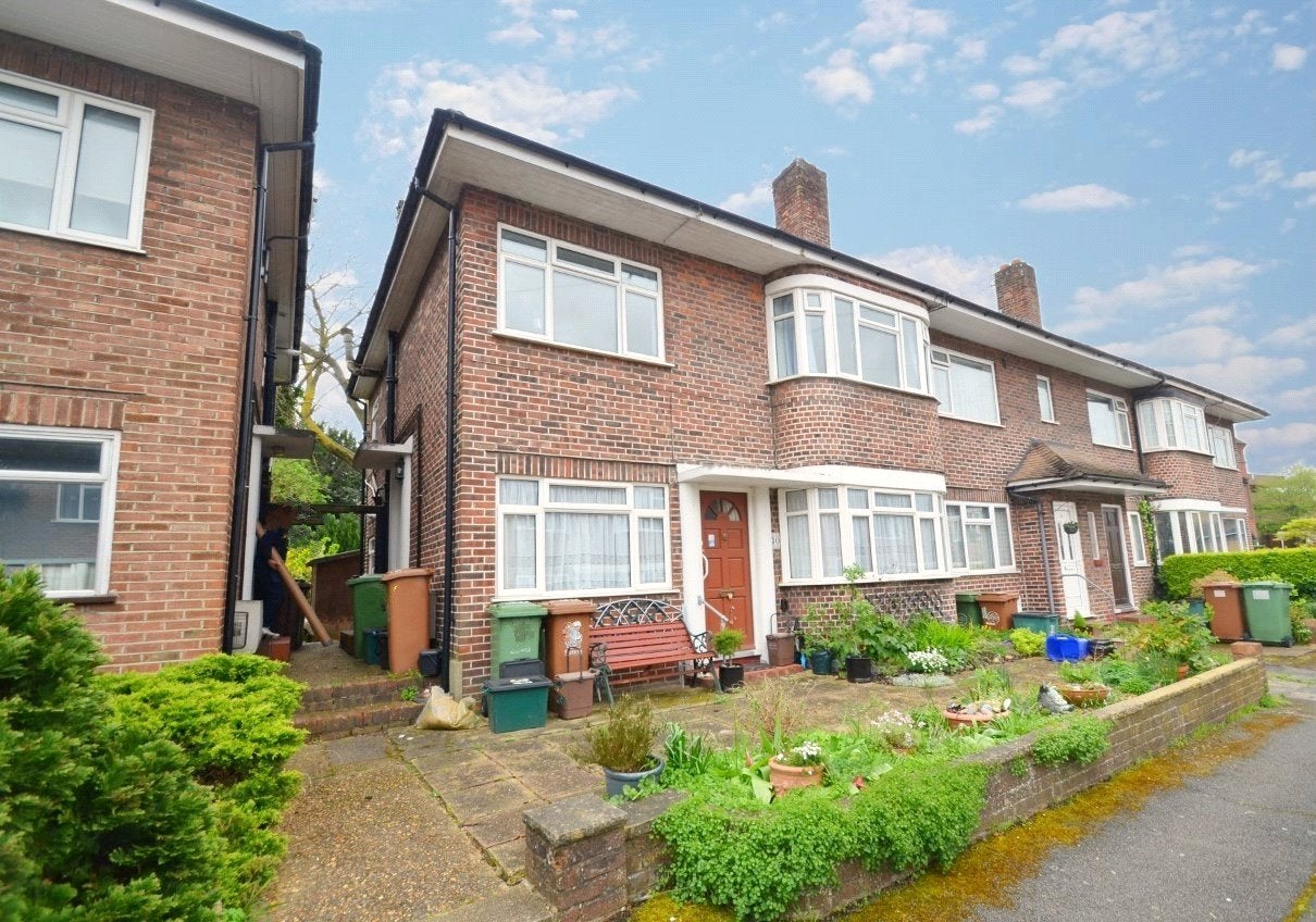 Flat Falcourt Close in Greater London