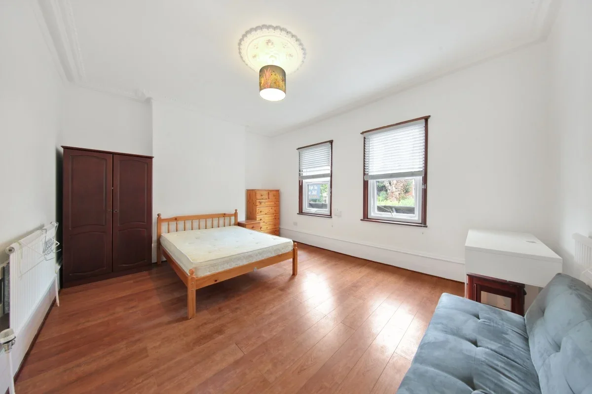 Flat Hazellville Road in Greater London