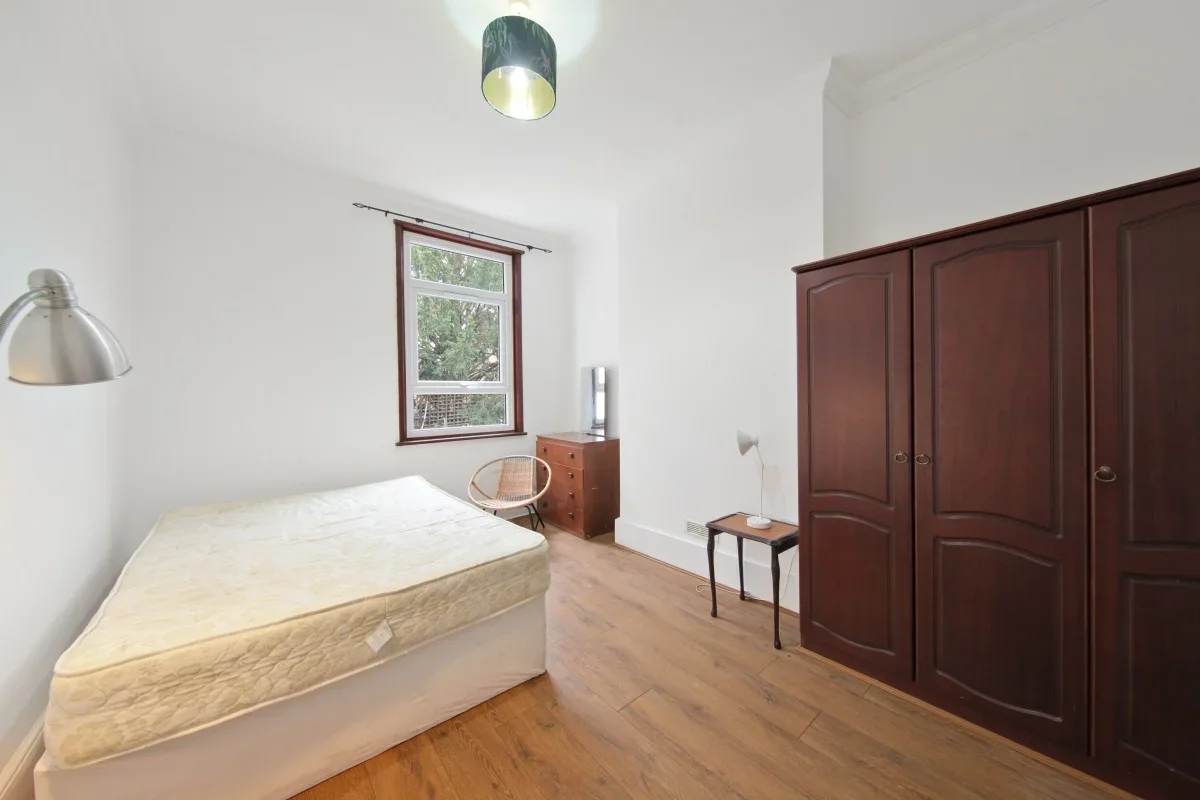 Flat Hazellville Road in Greater London