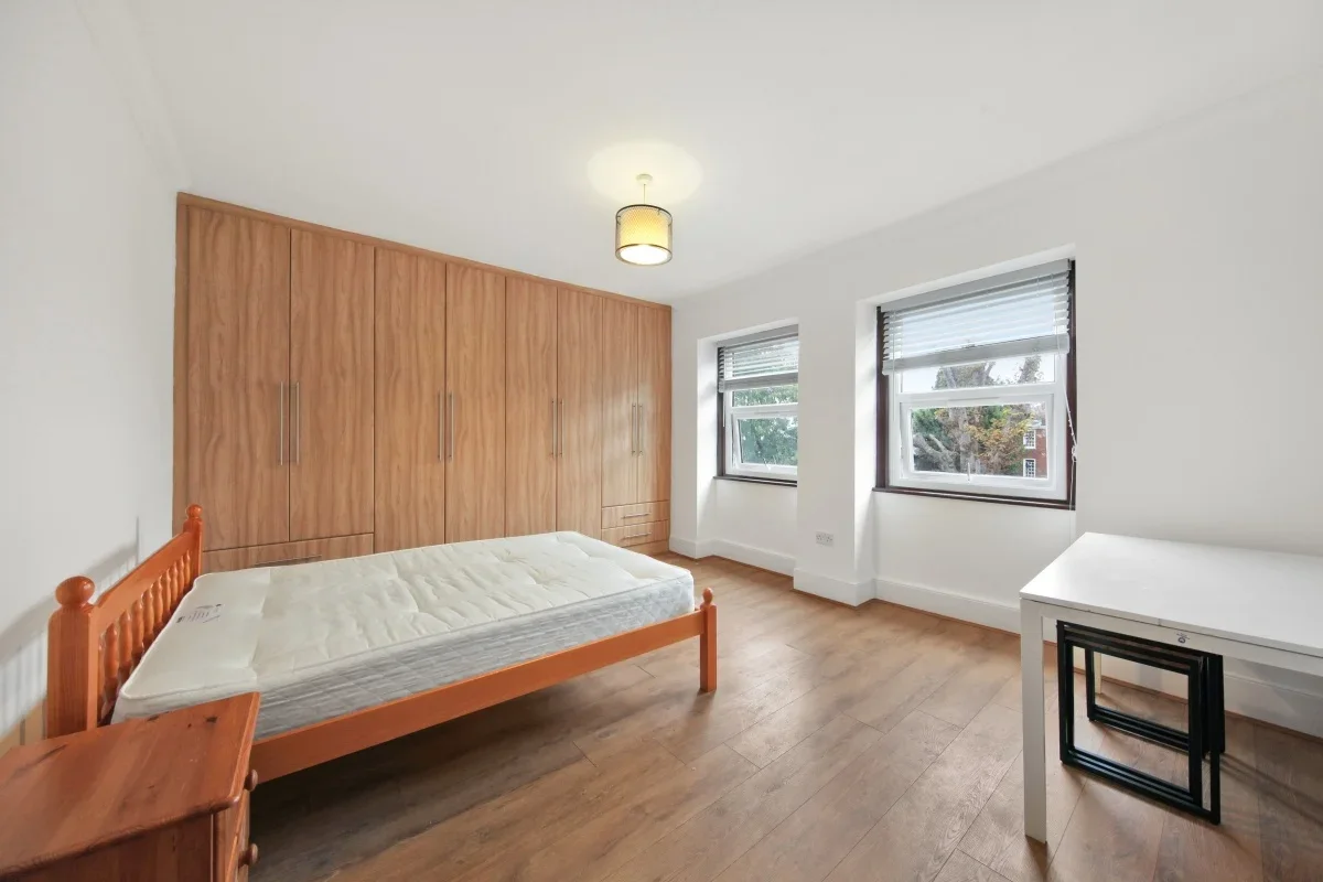 Flat Hazellville Road in Greater London