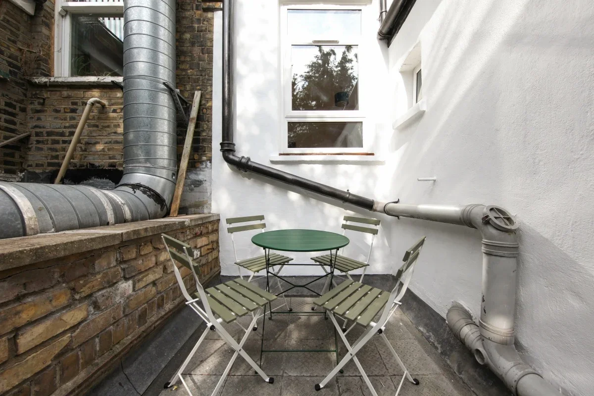 Flat Hazellville Road in Greater London