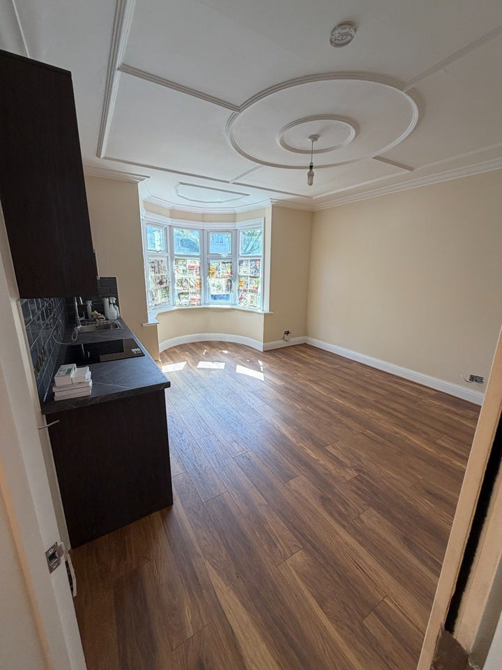 Flat Hallswelle Road in Greater London