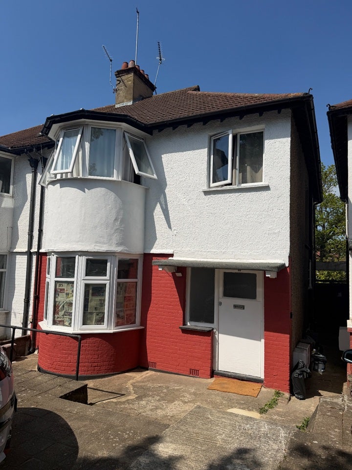 Flat Hallswelle Road in Greater London